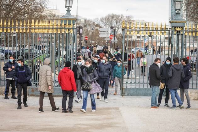 Coronavirus in Frankreich, Eindrücke aus Paris nach Lockerungen Paris, France le 21 mars 2021 - Des parisiens se promenent dans Paris lors du premier week end de confinement - Parisians walk around Paris during the first weekend of confinement  Copyright: xLucxNoboutx