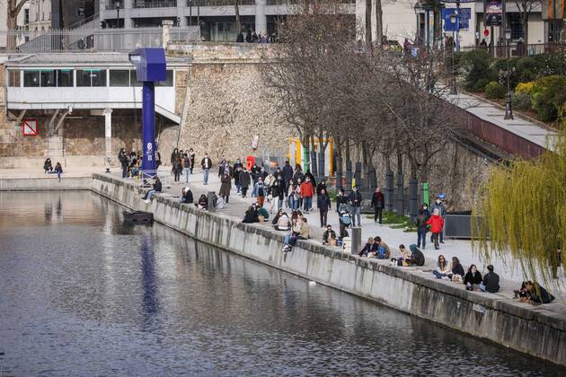 Coronavirus in Frankreich, Eindrücke aus Paris nach Lockerungen Paris, France le 21 mars 2021 - Des parisiens se promenent dans Paris lors du premier week end de confinement - Parisians walk around Paris during the first weekend of confinement  Copyright: xLucxNoboutx