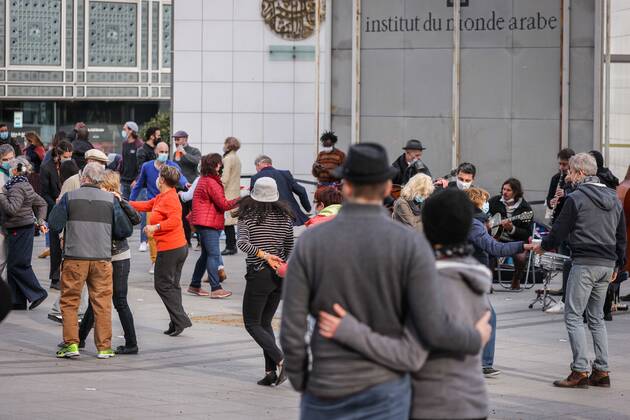 Coronavirus in Frankreich, Eindrücke aus Paris nach Lockerungen Paris, France le 21 mars 2021 - Des parisiens se promenent dans Paris lors du premier week end de confinement - Parisians walk around Paris during the first weekend of confinement Ici un groupe de danseurs et de danseuses devant l institut du monde arabe  Copyright: xLucxNoboutx