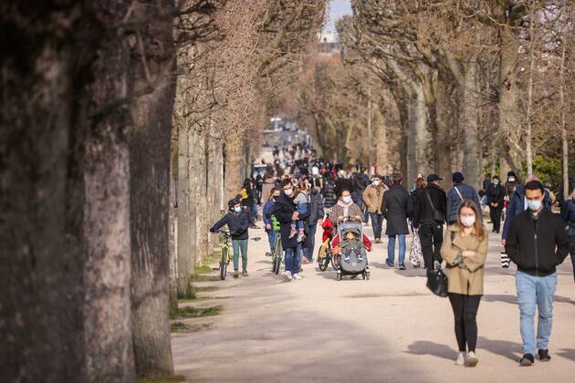 Coronavirus in Frankreich, Eindrücke aus Paris nach Lockerungen Paris, France le 21 mars 2021 - Des parisiens se promenent dans Paris lors du premier week end de confinement - Parisians walk around Paris during the first weekend of confinement  Copyright: xLucxNoboutx