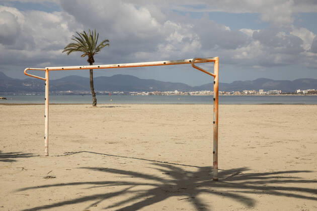 News Bilder des Tages March 21, 2021, S Arenal, Mallorca, Spain: On a cold Sunday on the beach of S Arenal a palm trees and a football goal in front of the skyline of Palma de Mallorca and Playa de Palma in Mallorca. S Arenal Spain - ZUMAm210 20210321_ztp_m210_005 Copyright: xJohn-PatrickxMorarescux