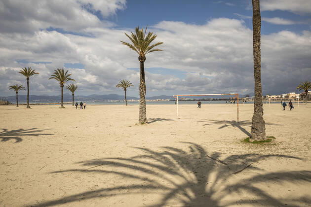 March 21, 2021, S Arenal, Mallorca, Spain: On a cold Sunday on the beach of S Arenal a palm trees, a football goal and people in front of the skyline of Palma de Mallorca and Playa de Palma in Mallorca. S Arenal Spain - ZUMAm210 20210321_ztp_m210_008 Copyright: xJohn-PatrickxMorarescux