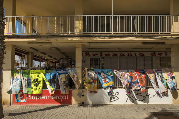 March 21, 2021, S Arenal, Mallorca, Spain: On a cold Sunday an abandoned bar with sounvenir towels flapping in the wind of S Arenal in Mallorca. S Arenal Spain - ZUMAm210 20210321_ztp_m210_014 Copyright: xJohn-PatrickxMorarescux