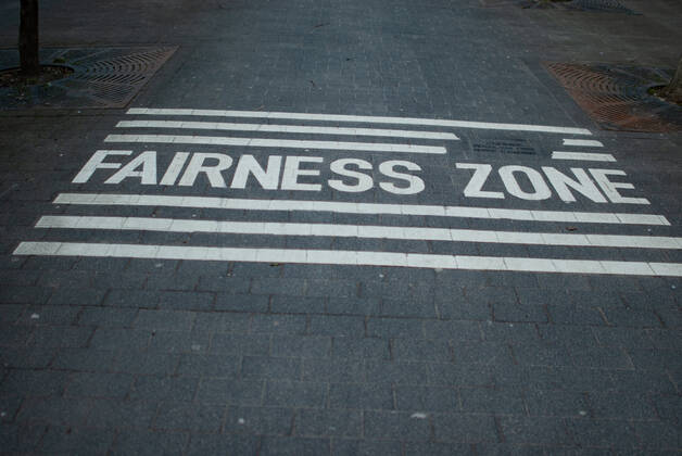 Coronavirus in Schleswig-Holstein, Eindrücke aus Flensburg Straßenmarkierung, Fairness Zone , Flensburg, Hafendamm, Zugang zur Hafenspitze, Aufnahme vom 21.03.2021, Flensburg