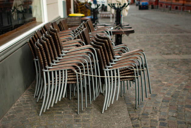 Coronavirus in Schleswig-Holstein, Eindrücke aus Flensburg Gesicherte Stühle, Gastronomie, Schiffbrückstraße, Aufnahme vom 21.03.2021, Flensburg