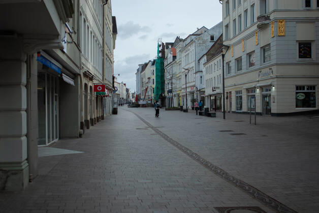 Coronavirus in Schleswig-Holstein, Eindrücke aus Flensburg Flensburger Altstadt, Innenstadt, Große Straße, im Hintergrund zwei Personen auf einem E-Roller, Aufnahme vom 21.03.2021, Flensburg