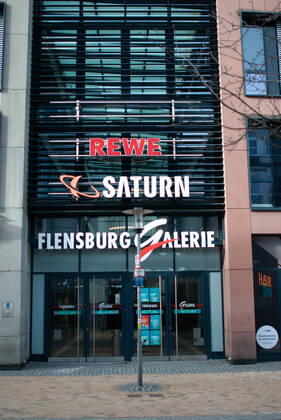 Coronavirus in Schleswig-Holstein, Eindrücke aus Flensburg Einkaufspassage Flensburg Galerie , Zugang Angelburger Straße, Innenstadt, Aufnahme vom 21.03.2021, Flensburg