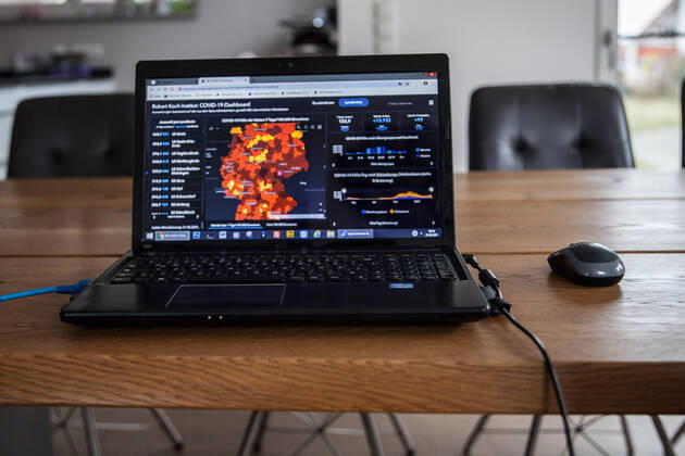 Bamberg, Deutschland 21. Maerz 2021: Auf einem Tisch in einer Wohnung steht ein aufgeklappter Laptop, auf dem Bildschirm ist die Seite vom Robert Koch-Institut mit den aktuellen COVID-19 Fallzahlen zu sehen. Bayern Copyright: xFotostandx xK.xSchmittx