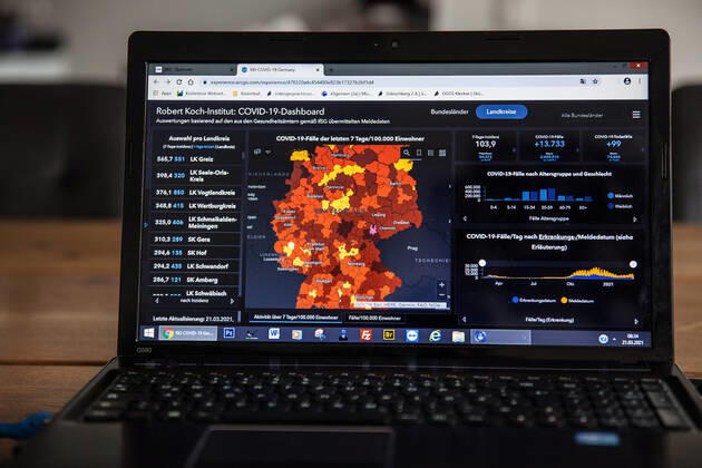 Bamberg, Deutschland 21. Maerz 2021: Auf einem Tisch in einer Wohnung steht ein aufgeklappter Laptop, auf dem Bildschirm ist die Seite vom Robert Koch-Institut mit den aktuellen COVID-19 Fallzahlen zu sehen. Bayern Copyright: xFotostandx xK.xSchmittx