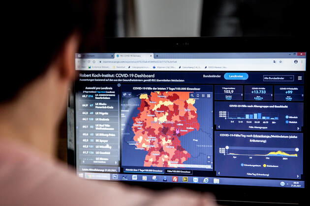 Bamberg, Deutschland 21. Maerz 2021: Eine Person schaut auf einen aufgeklappten Laptop, auf dem Bildschirm ist die Seite vom Robert Koch-Institut mit den aktuellen COVID-19 Fallzahlen zu sehen. Bayern Copyright: xFotostandx xK.xSchmittx