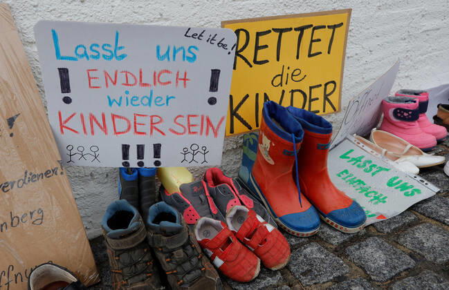 Coronaprotest_Marienberg 21.03.2021, Marienberg, Rathaus, heute Nacht brannten hier abgstellte Protestschreiben, die die Polizei schnell ablöschen konnte, Löschmittelspuren sind an der Rathaustür noch zu sehen. Auch heute Nachmittag stellen noch viele Eltern die Schuhe iherer Kinder aus Protest an die Rathaustür Chemnitz Sachsen BRD