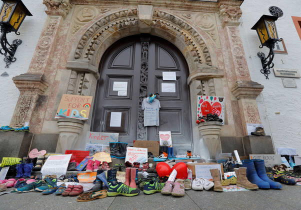 Coronaprotest_Marienberg 21.03.2021, Marienberg, Rathaus, heute Nacht brannten hier abgstellte Protestschreiben, die die Polizei schnell ablöschen konnte, Löschmittelspuren sind an der Rathaustür noch zu sehen. Auch heute Nachmittag stellen noch viele Eltern die Schuhe iherer Kinder aus Protest an die Rathaustür Chemnitz Sachsen BRD