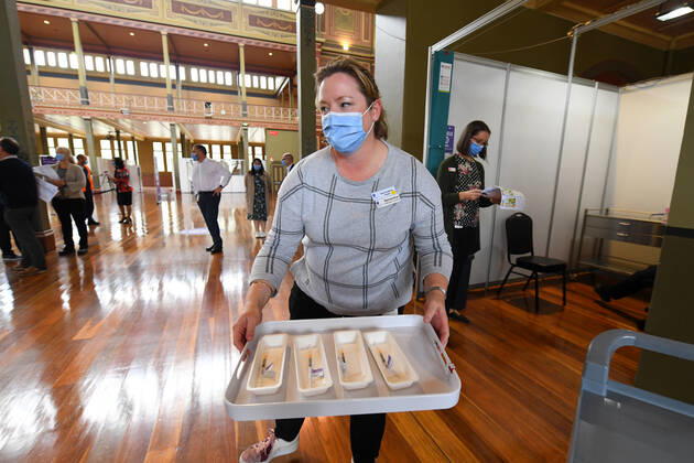 COMMUNITY COVID19 VACCINATION ROLLOUT, A healthcare worker is seen transporting covid19 vaccinations to injecting rooms inside of the Royal Exhibition Building in Melbourne, Monday, March 22, 2021. More than six million Australians are now eligible to receive coronavirus vaccines under a new phase of the national rollout. Phase 1b of the program kicked off across the country on Monday. ( NO ARCHIVING, EDITORIAL USE ONLY, NO USE IN BOOKS WITHOUT CONSENT MELBOURNE VIC AUSTRALIA  Copyright: xJAMESxROSSx 20210322001529290622