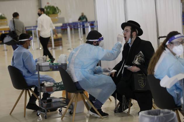 News Bilder des Tages (210321) -- TEL AVIV, March 21, 2021 -- A traveler receives a COVID-19 test upon his arrival at Ben Gurion International Airport near Tel Aviv, Israel, on March 21, 2021. Israel has lifted a restriction on the number of incoming and outgoing passengers at the airport after the Supreme Court ruled that the two-month-long measure has been unconstitutional. (Photo by Xinhua) ISRAEL-BEN GURION INTERNATIONAL AIRPORT-COVID-19-RESTRICTION-LIFTING GilxCohenxMagen 