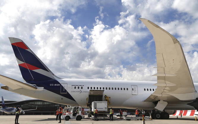 (210322) -- SANTIAGO, March 22, 2021 () -- The sixth shipment of COVID-19 vaccines from Chinese pharmaceutical firm Sinovac arrive at the Santiago international airport in Santiago, Chile, March 21, 2021. (Chilean Ministry of Health Handout via ) CHILE-SANTIAGO-CHINESE COVID-19 VACCINE-ARRIVAL Xinhua 