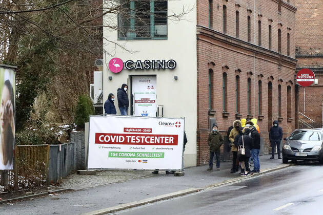Schlange stehen am Corona Testcenter Görlitz Bahnhofstrasse nach Verschärfung der Corona Regeln für den Grenzverkehr nach Polen und zurück. Nachdem der Bund Polen wegen hoher Corona-Infektionszahlen zum Hochinzidenzgebiet erklärt hat, ist die Einreise seit Sonntag nur noch mit einem negativen Corona-Test erlaubt. Görlitz, 21.03.2021