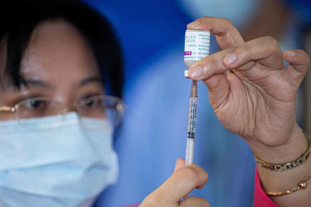 March 22, 2021, Taipei, Taiwan: A nurse holds a medical syringe and a small bottle AstraZeneca vaccine..Health care workers receive the first AstraZeneca vaccinations at Shin Kong Wu Ho-Su Memorial Hospital in Taiwan. Taipei Taiwan - ZUMAs197 20210322_zaa_s197_018 Copyright: xAnnabellexChihx