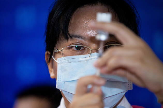 March 22, 2021, Taipei, Taiwan: A nurse holds a medical syringe and a small bottle AstraZeneca vaccine..Health care workers receive the first AstraZeneca vaccinations at Shin Kong Wu Ho-Su Memorial Hospital in Taiwan. Taipei Taiwan - ZUMAs197 20210322_zaa_s197_027 Copyright: xAnnabellexChihx
