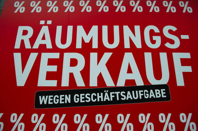 Lockdown soll verlängert werden Bei der heutigen Ministerpräsidenten Konferenz in Berlin mit Bundeskanzlerin Angela Merkel CDU soll der bundesweite Lockdown wegen steigender Infektionszahlen bis weit in den April verlängert werden. Die würde bedeuten das Geschäfte sowie Gastronomie weiterhin geschlossen bleiben müßten. Auch eine Ausgangssperre ist im Gespräch. Stuttgart Innenstadt Baden-Württemberg Germany Copyright: xLeifxPiechowskix