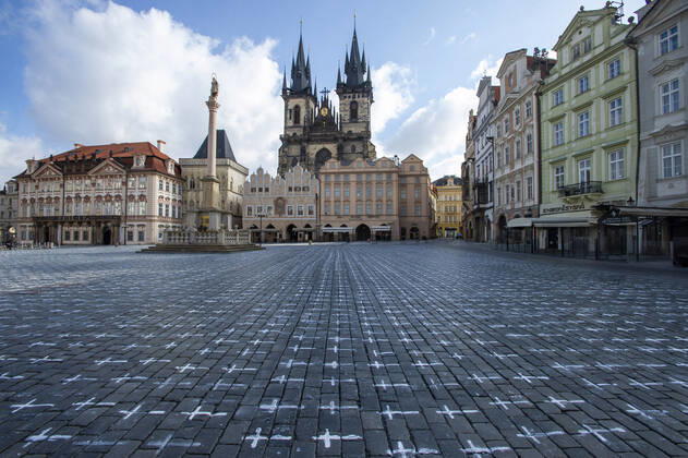 News Bilder des Tages The Million Moments for Democracy civic group honored the memory of those who died with coronavirus by drawing thousands of little crosses at Old Town Square in Prague, Czech Republic, March 22, 2021. The cross should also symbolize the ineffectiveness of the government s COVID combat. (CTKxPhoto KaterinaxSulova) CTKPhotoP202103220334201  suk005 k