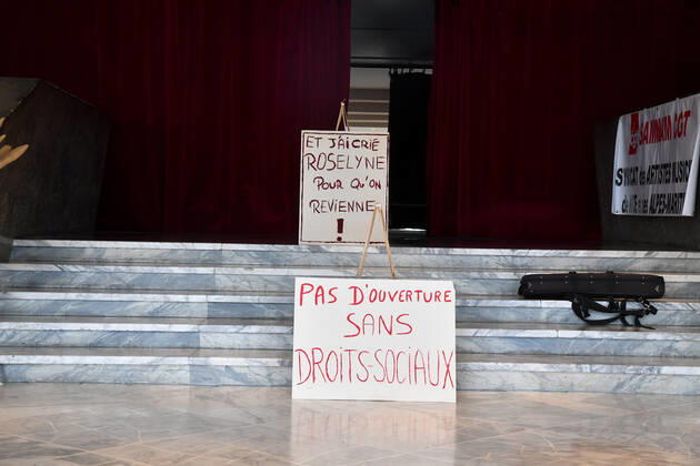 Le Theatre national de Nice participe au mouvement d occupation des lieux culturels. Le Theatre national de Nice rejoint le mouvement du theatre de l Odeon a Paris. Une agora ouverte a tous avec des syndicalistes et intermittents du spectacle sur le parvis du theatre pour demander la reouverture des lieux culturels fermes depuis le 30 octobre. NEWS : Le Theatre national de Nice occupe - 22 03 2021 LionelUrman Panoramic 