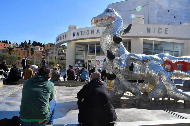 Le Theatre national de Nice participe au mouvement d occupation des lieux culturels. Le Theatre national de Nice rejoint le mouvement du theatre de l Odeon a Paris. Une agora ouverte a tous avec des syndicalistes et intermittents du spectacle sur le parvis du theatre pour demander la reouverture des lieux culturels fermes depuis le 30 octobre. NEWS : Le Theatre national de Nice occupe - 22 03 2021 LionelUrman Panoramic 