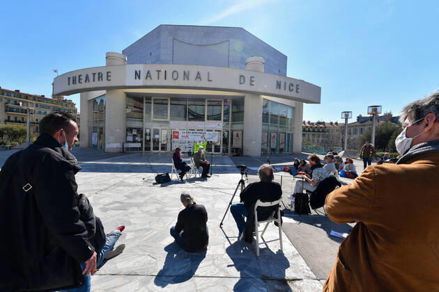 Le Theatre national de Nice participe au mouvement d occupation des lieux culturels. Le Theatre national de Nice rejoint le mouvement du theatre de l Odeon a Paris. Une agora ouverte a tous avec des syndicalistes et intermittents du spectacle sur le parvis du theatre pour demander la reouverture des lieux culturels fermes depuis le 30 octobre. NEWS : Le Theatre national de Nice occupe - 22 03 2021 LionelUrman Panoramic 