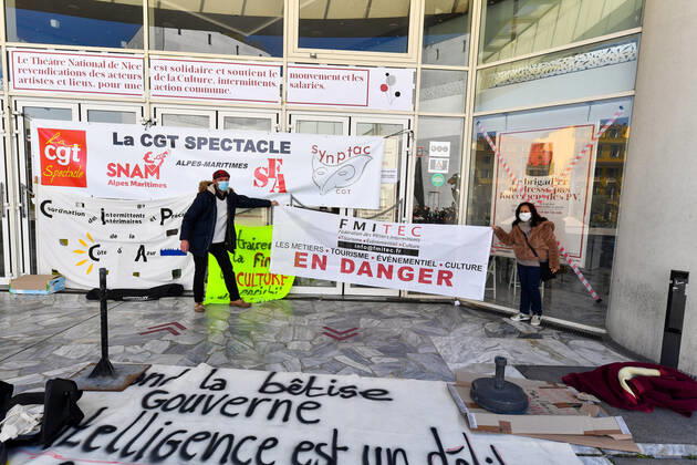 Le Theatre national de Nice participe au mouvement d occupation des lieux culturels. Le Theatre national de Nice rejoint le mouvement du theatre de l Odeon a Paris. Une agora ouverte a tous avec des syndicalistes et intermittents du spectacle sur le parvis du theatre pour demander la reouverture des lieux culturels fermes depuis le 30 octobre. NEWS : Le Theatre national de Nice occupe - 22 03 2021 LionelUrman Panoramic 