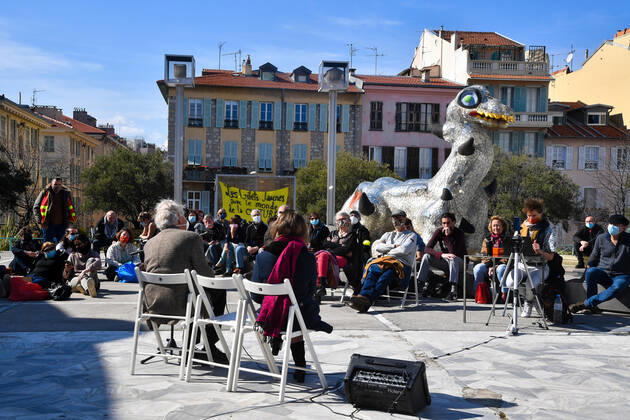 Le Theatre national de Nice participe au mouvement d occupation des lieux culturels. Le Theatre national de Nice rejoint le mouvement du theatre de l Odeon a Paris. Une agora ouverte a tous avec des syndicalistes et intermittents du spectacle sur le parvis du theatre pour demander la reouverture des lieux culturels fermes depuis le 30 octobre. NEWS : Le Theatre national de Nice occupe - 22 03 2021 LionelUrman Panoramic 