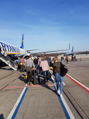 Themenfoto: Reisen, Corona, Mallorca, 22.03.2021 Wartende Reisende beim Einstieg in einen Ryanair-Flieger, Themenfoto: Reisen, Corona, Mallorca - Copyright: xAugstx xEibner-Pressefotox EP_jat