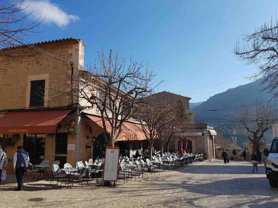 Themenfoto: Reisen, Corona, Mallorca, 22.03.2021 Strassencafes mit Gästen Valldemossa, Themenfoto: Reisen, Corona, Mallorca - Copyright: xAugstx xEibner-Pressefotox EP_jat