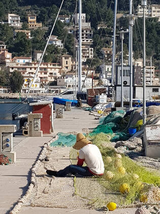 Themenfoto: Reisen, Corona, Mallorca, 22.03.2021 Ein Fischer flickt seine Netze im Hafen von Soller, Themenfoto: Reisen, Corona, Mallorca - Copyright: xAugstx xEibner-Pressefotox EP_jat