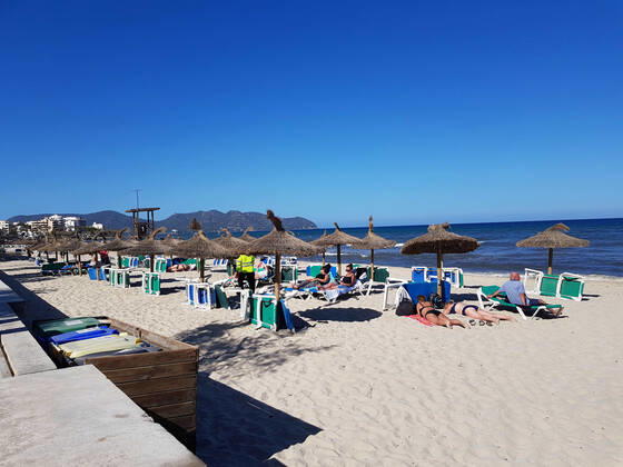 Themenfoto: Reisen, Corona, Mallorca, 22.03.2021 Strand an der Paltja de Mallorca mit ersten Reisenden, Themenfoto: Reisen, Corona, Mallorca - Copyright: xAugstx xEibner-Pressefotox EP_jat