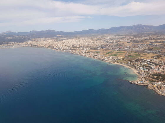 Themenfoto: Reisen, Corona, Mallorca, 22.03.2021 Luftaufnahme der Kueste von Palma aus dem Flugzeug, Themenfoto: Reisen, Corona, Mallorca - Copyright: xAugstx xEibner-Pressefotox EP_jat