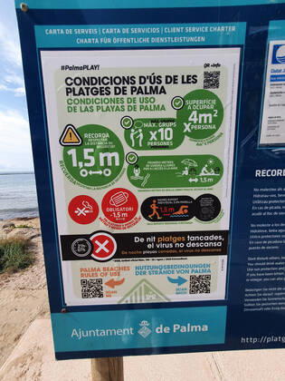 Themenfoto: Reisen, Corona, Mallorca, 22.03.2021 Schild mit Hygienehinweisen am Strand von Palma de Mallorca, Themenfoto: Reisen, Corona, Mallorca - Copyright: xAugstx xEibner-Pressefotox EP_jat