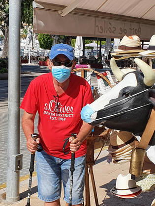 Themenfoto: Reisen, Corona, Mallorca, 22.03.2021 Lustiges Bild, Urlauber und Kuh mit Maske auf mallorca, Themenfoto: Reisen, Corona, Mallorca - Copyright: xAugstx xEibner-Pressefotox EP_jat