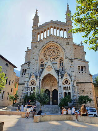 Themenfoto: Reisen, Corona, Mallorca, 22.03.2021 Wenig Besucher vor der EglÃ sia de Sant Bartomeu in Soller auf Mallorca, Themenfoto: Reisen, Corona, Mallorca - Copyright: xAugstx xEibner-Pressefotox EP_jat