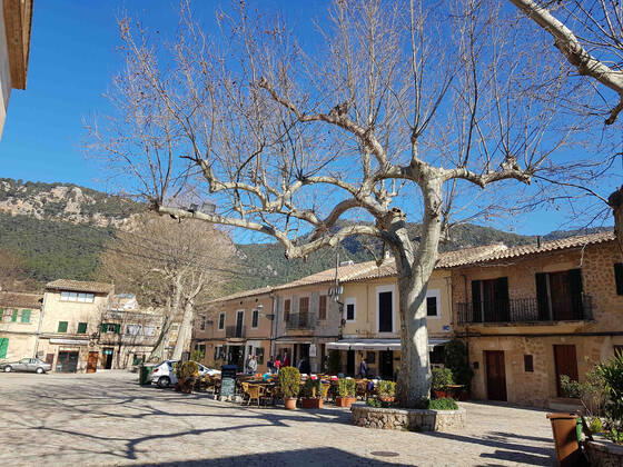 Themenfoto: Reisen, Corona, Mallorca, 22.03.2021 Strassencafes mit Gästen Valldemossa, Themenfoto: Reisen, Corona, Mallorca - Copyright: xAugstx xEibner-Pressefotox EP_jat
