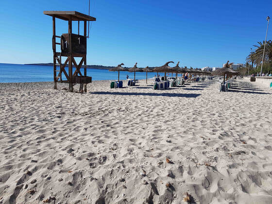 Themenfoto: Reisen, Corona, Mallorca, 22.03.2021 Strand an der Paltja de Mallorca mit ersten Reisenden, Themenfoto: Reisen, Corona, Mallorca - Copyright: xAugstx xEibner-Pressefotox EP_jat