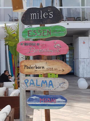 Themenfoto: Reisen, Corona, Mallorca, 22.03.2021 Lustiges Schild mit Ortsnamen an der Plaja de Palma, Themenfoto: Reisen, Corona, Mallorca - Copyright: xAugstx xEibner-Pressefotox EP_jat