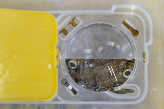 March 22, 2021, Santiago, Metropolitana, Chile: A container with empty Sinovac vaccines, in a vaccination center in Santiago, Chile. Santiago Chile - ZUMAb332 20210322_zip_b332_016 Copyright: xMatiasxBasualdox