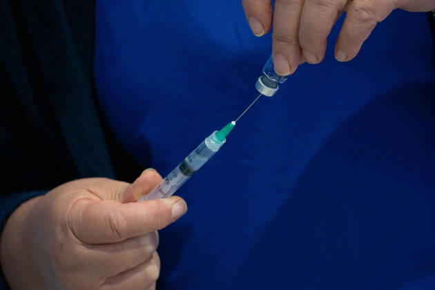 March 22, 2021, Santiago, Metropolitana, Chile: A nurse prepares the dose of Sinovac vaccine at a vaccination center in Santiago, Chile. Santiago Chile - ZUMAb332 20210322_zip_b332_023 Copyright: xMatiasxBasualdox