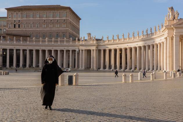 News Bilder des Tages March 22, 2021, Rome, Italy, Colombia: A nun is seeing walking on an empty San Peter square. Rome is living the second week of another lockdown related to Covid19. Tight measures should stay in place at least till Easter. Rome Colombia - ZUMAm174 20210322_zip_m174_007 Copyright: xFrancescoxMoltenix