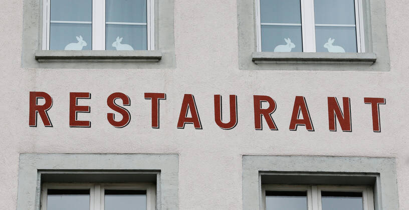 Foto Manuel Geisser 22.03.2021 Aarau : Restaurant Schriftzug , Osterhasen verziert am Fenster . Geschlossen wegen Coronavirus