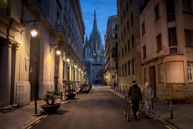 March 22, 2021, Barcelona, Spain: A couple walks through the semi-deserted streets of the Gothic Quarter with the Cathedral of Barcelona in the background. While Spanish regions are under a perimetral lockdown in a bid to curb coronavirus contagions, the country remains open to European travelers for upcoming Easter break. Barcelona Spain - ZUMAb137 20210322_zap_b137_003 Copyright: xJordixBoixareux