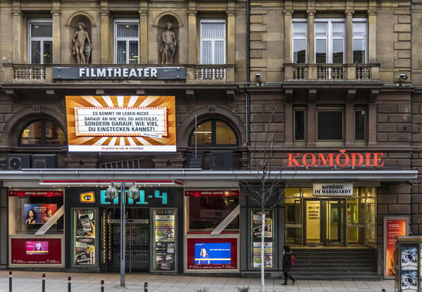 Kulturbetriebe in Zeiten der Corona-Pandemie. Kinos, Theater und Komödien sind geschlossen. Innenstadtkino EM in der Innenstadt von Stuttgart. 22.03.2021: DEU, Deutschland, Baden-Württemberg, Stuttgart.
