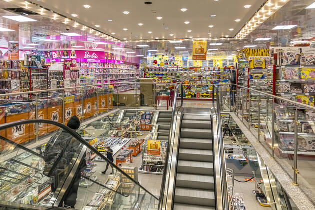 Event-Shopping im Drogeriemarkt Müller Stuttgart. Ist das noch eine Drogerie oder bereits ein Spielwarenladen? Die Verkaufsflächen für Spielzeug sind ebenso groß wie der Bereich für Drogerieartikel. Als Anbieter von Artikeln für den täglichen Bedarf darf auch die Spielwaren-Etage öffnen - trotz Corona-Lockdown. 22.03.2021: DEU, Deutschland, Baden-Württemberg, Stuttgart.