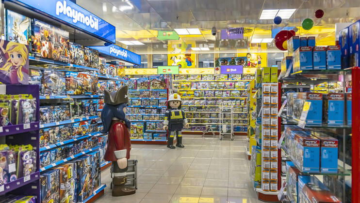 News Bilder des Tages Event-Shopping im Drogeriemarkt Müller Stuttgart. Ist das noch eine Drogerie oder bereits ein Spielwarenladen? Die Verkaufsflächen für Spielzeug sind ebenso groß wie der Bereich für Drogerieartikel. Als Anbieter von Artikeln für den täglichen Bedarf darf auch die Spielwaren-Etage öffnen - trotz Corona-Lockdown. 22.03.2021: DEU, Deutschland, Baden-Württemberg, Stuttgart.