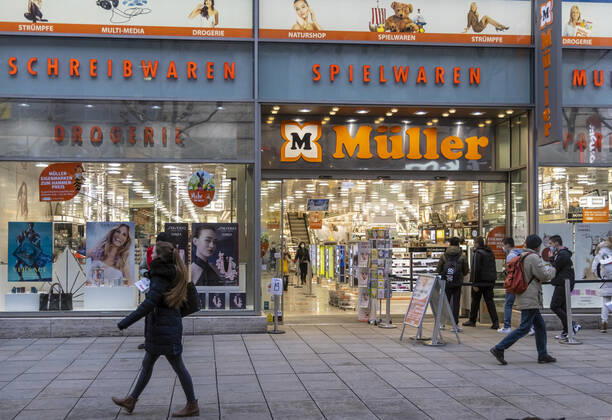 Event-Shopping im Drogeriemarkt Müller Stuttgart. Ist das noch eine Drogerie oder bereits ein Spielwarenladen? Die Verkaufsflächen für Spielzeug sind ebenso groß wie der Bereich für Drogerieartikel. Als Anbieter von Artikeln für den täglichen Bedarf darf auch die Spielwaren-Etage öffnen - trotz Corona-Lockdown. 22.03.2021: DEU, Deutschland, Baden-Württemberg, Stuttgart.