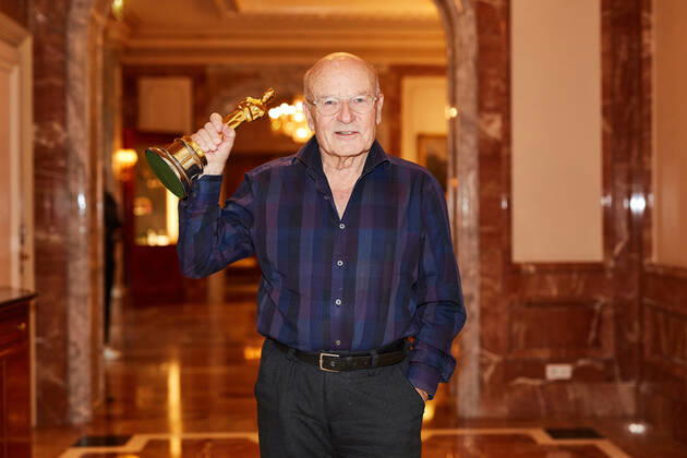Volker Schlöndorff beim Photocall anlässlich der aufwendig in 4K restaurierten Neufassung des Films Die Blechtrommel ( The Tin Drum ) im Regent Hotel in Berlin. Am 14. April 1980 wurde Schlöndorffs Verfilmung des gleichnamigen Romans von Günter Grass mit einem Oscar als Bester fremdsprachiger Film ausgezeichnet - der erste Academy Award für Deutschland überhaupt! Genau 40 Jahre später, d.h. am 14. April 2020 bringt STUDIOCANAL die meisterhafte Literaturverfilmung als bundesweites Kinoevent zum Oscar-Jubiläum zurück auf die große Leinwand. Copyright: xEventpressxGolejewskix